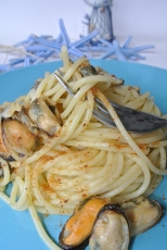spaghetti con frutti di mare e bottarga