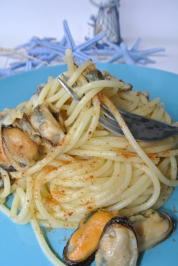spaghetti con frutti di mare e bottarga